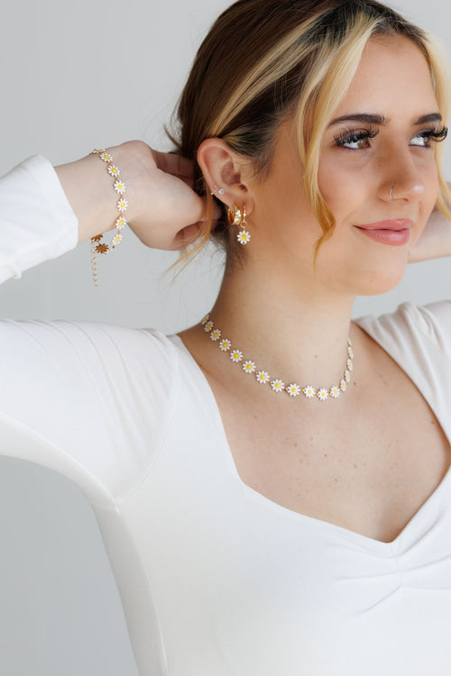 Beautiful Daisy Bracelet, Earrings and Necklace Set
